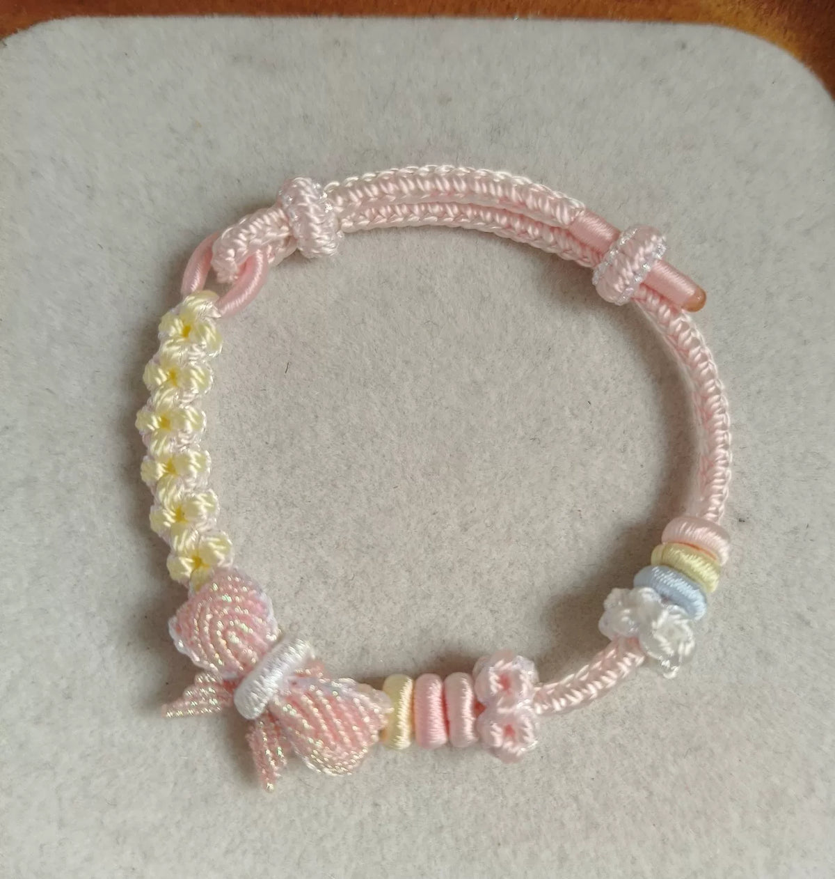 Pulseira Tecida à Mão em Gradiente Rosa com Laço