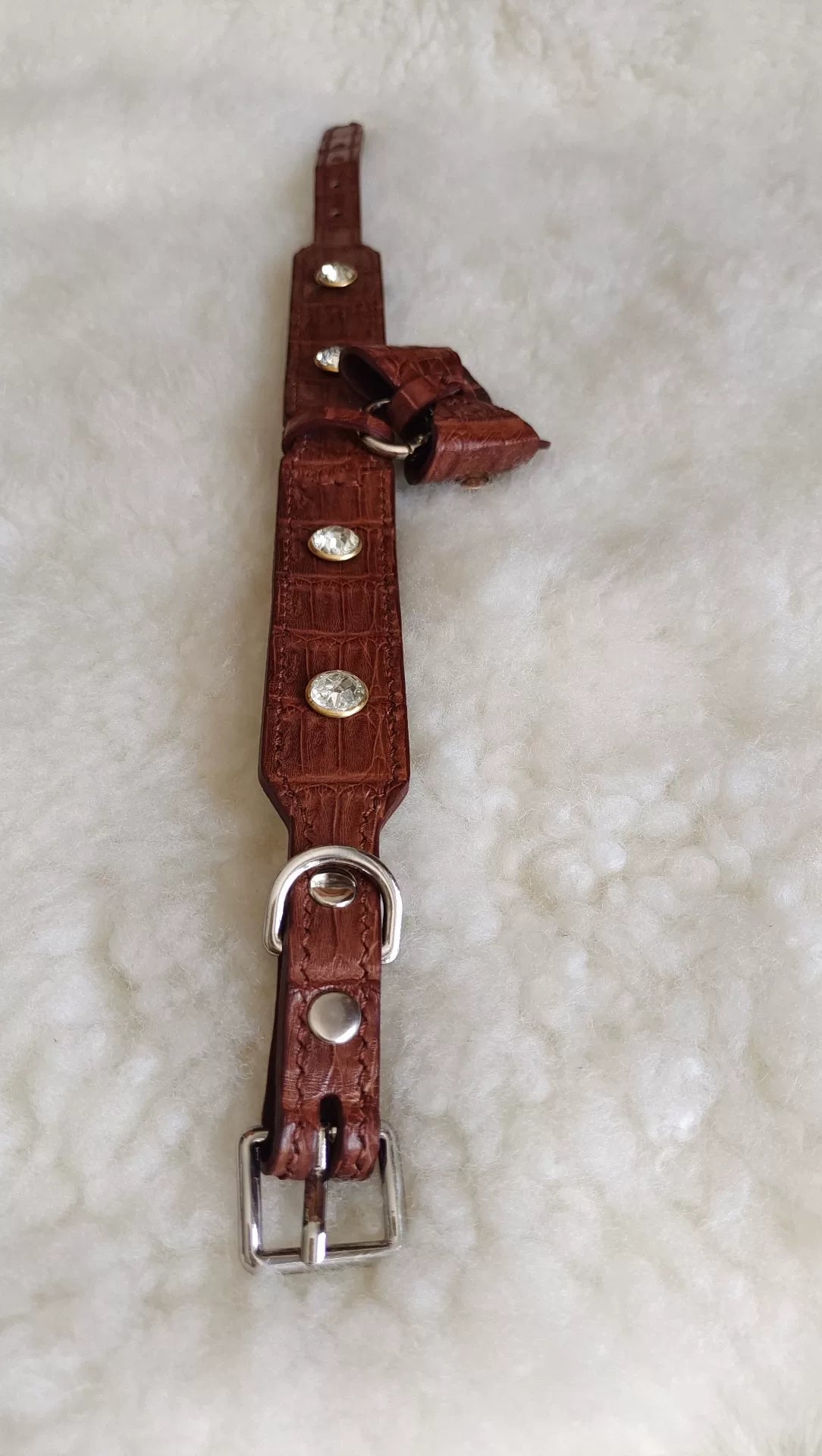 Collar para mascotas hecho a mano en cuero de cocodrilo marrón
