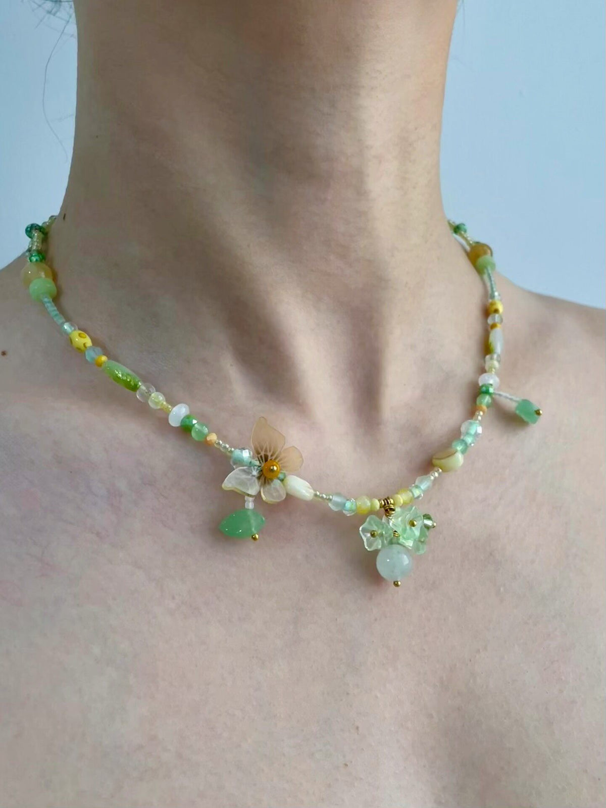 Perlen-Choker mit Blumenanhänger