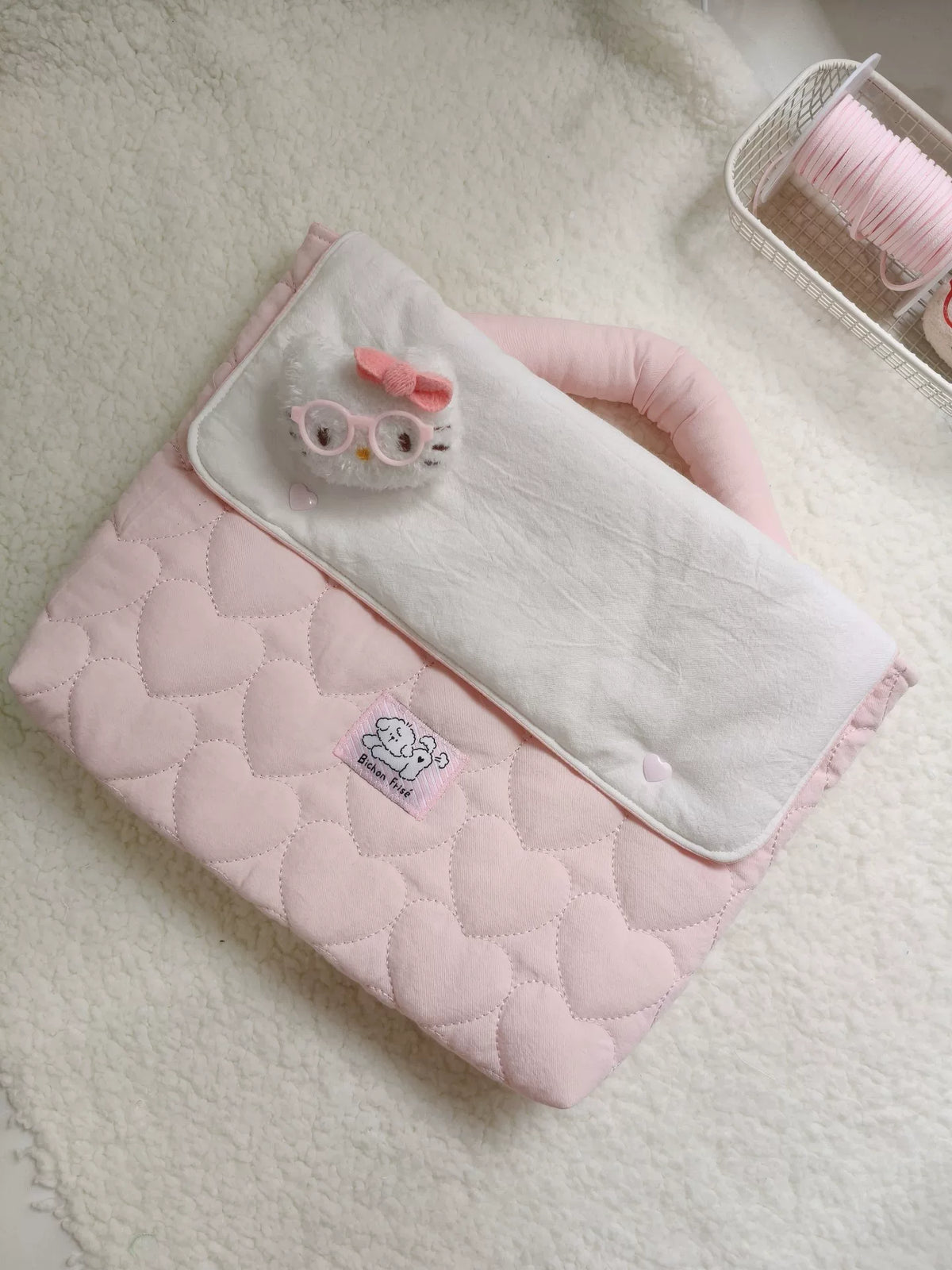 Hellrosa Laptoptasche mit gestepptem Herzmuster