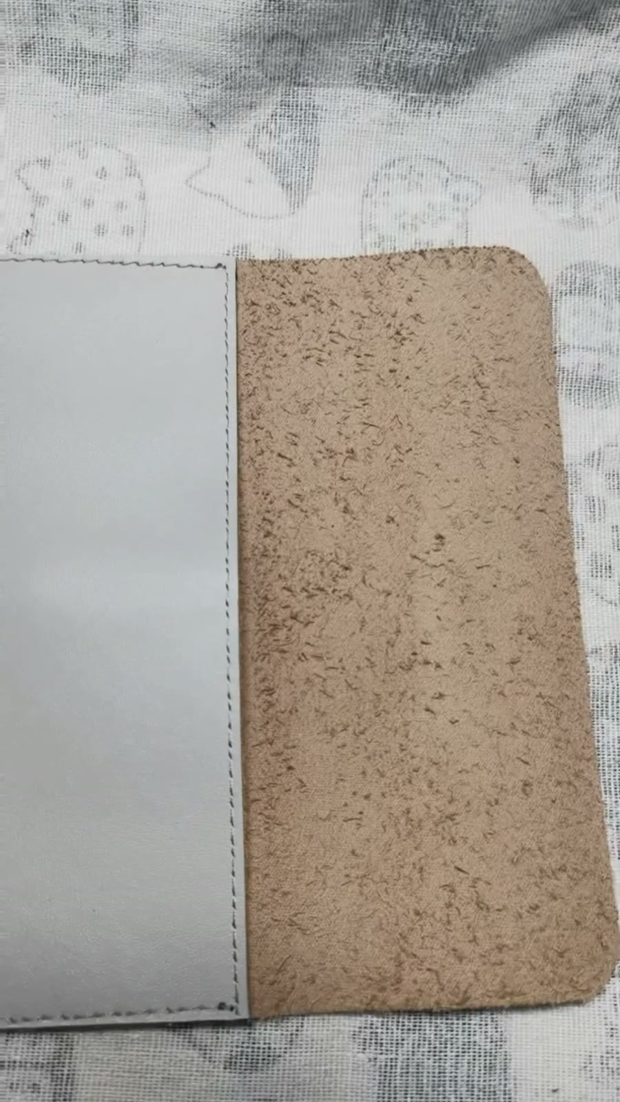 Ljusgrått omslag i läder för resedningsbok, tredelat