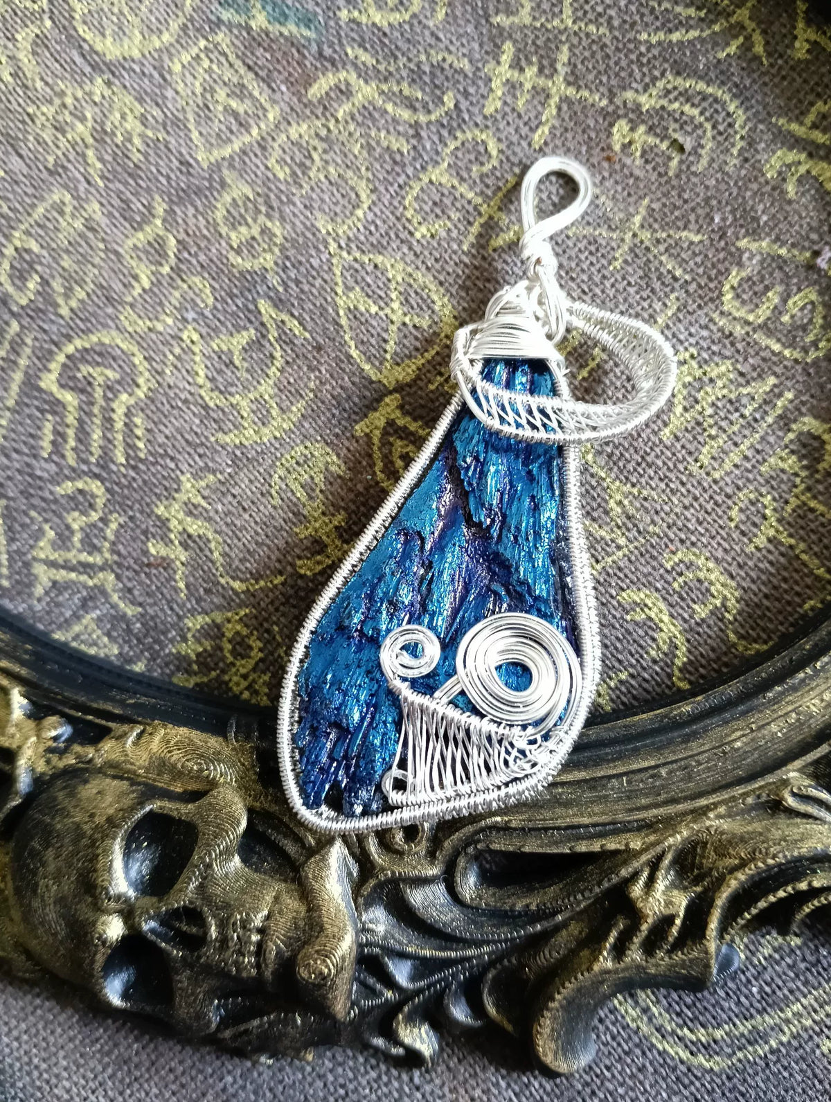 Ciondolo in filo avvolto con pietra blu iridescente