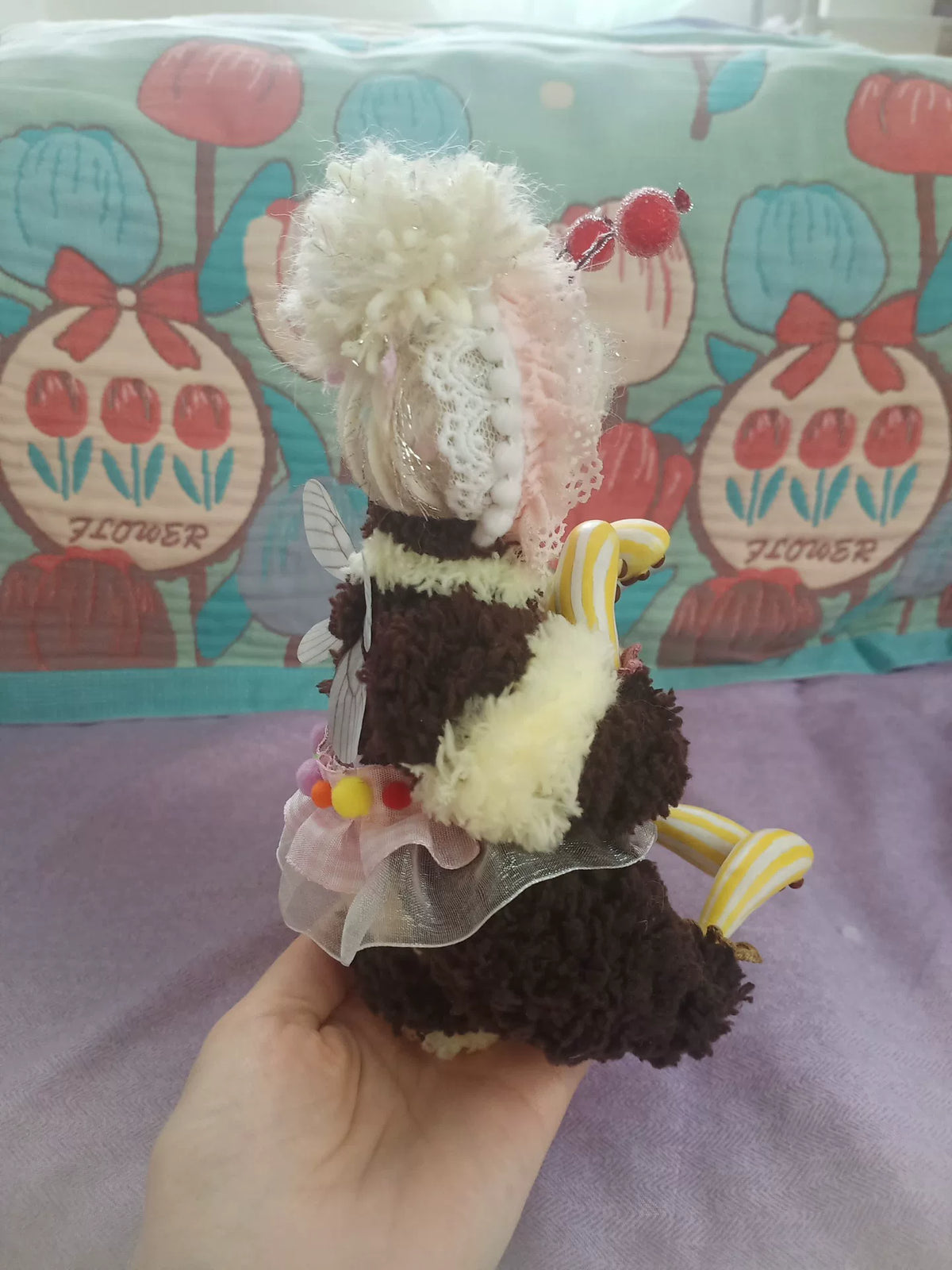 Poupée en peluche bourdon rayures marron et crème