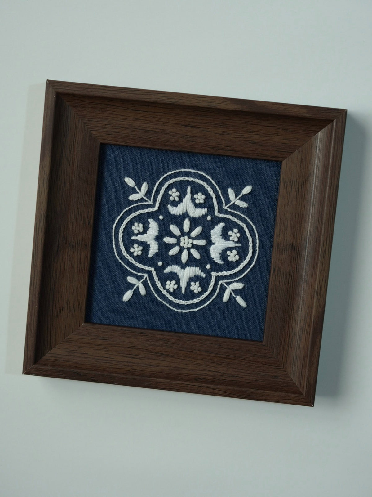 Decoração de Bordado Azul e Branco em Moldura de 4 Polegadas