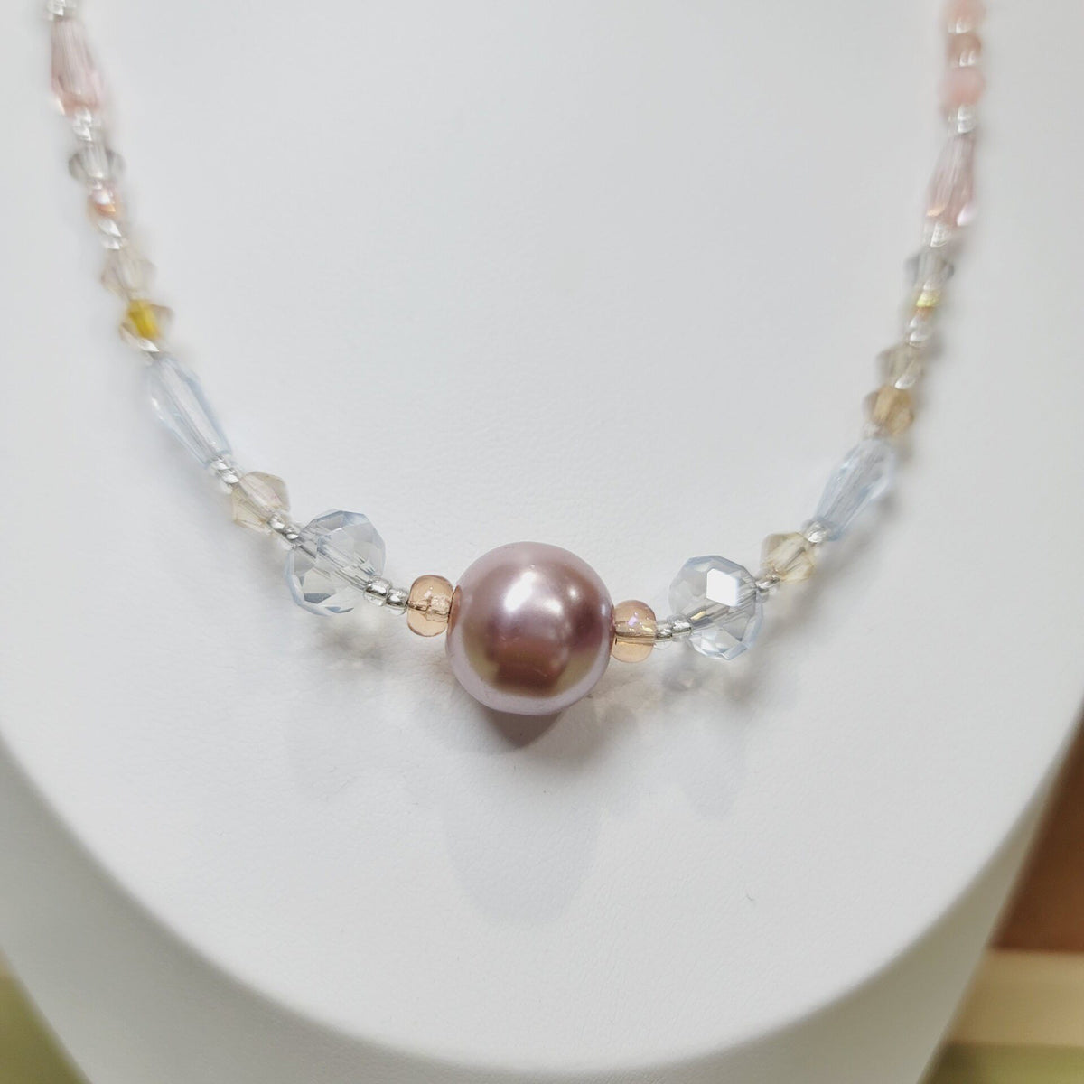Collier artisanal en perles de cristal et perle lavande