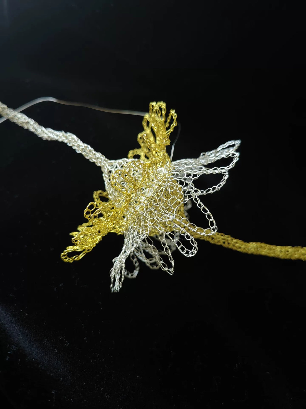 Flor de Metal Crochetada à Mão em Prata e Ouro