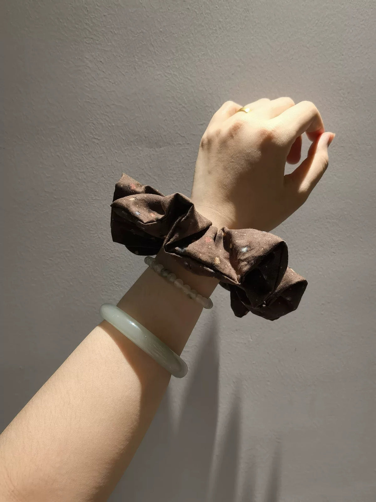 Scrunchie in cotone con fiori marroni fatto a mano