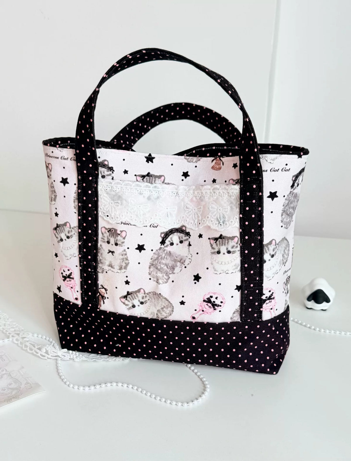 Pinke Katzen-Patchwork-Tote-Bag mit Spitzenbesatz