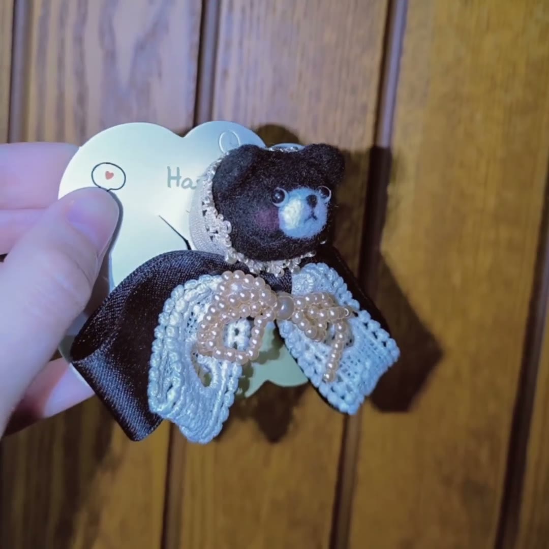 Clipe de Cabelo com Laço e Urso Preto em Feltro de Lã
