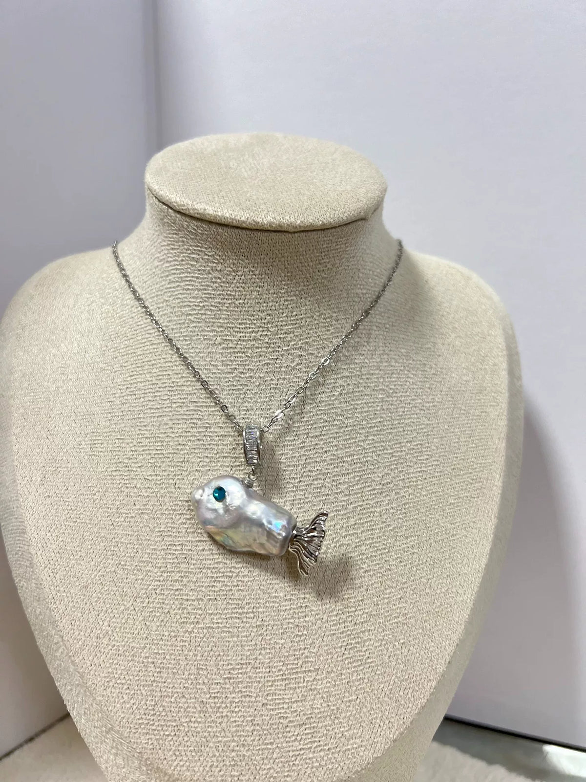 Collier pendentif poisson en perle baroque