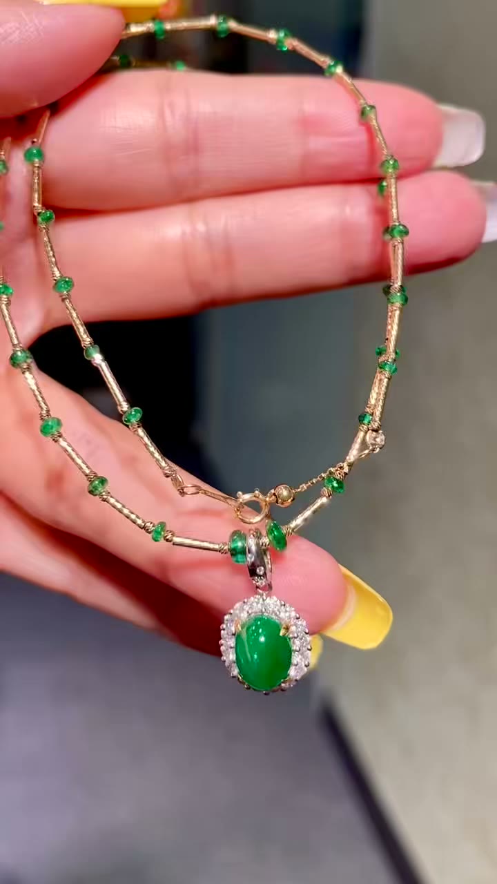Colar Pendente de Esmeralda Cabochão com Fecho Ajustável