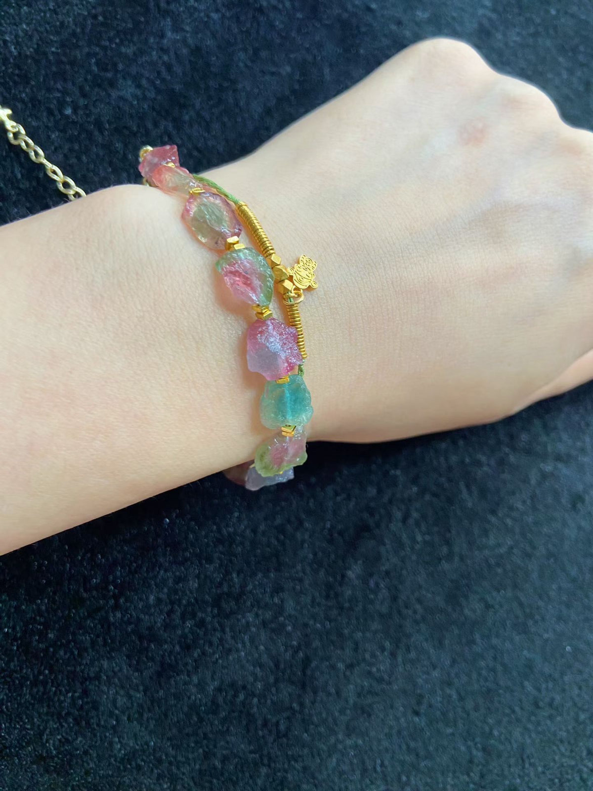 Vattenmelon-Turmalin Armband med Guldavståndspärlor