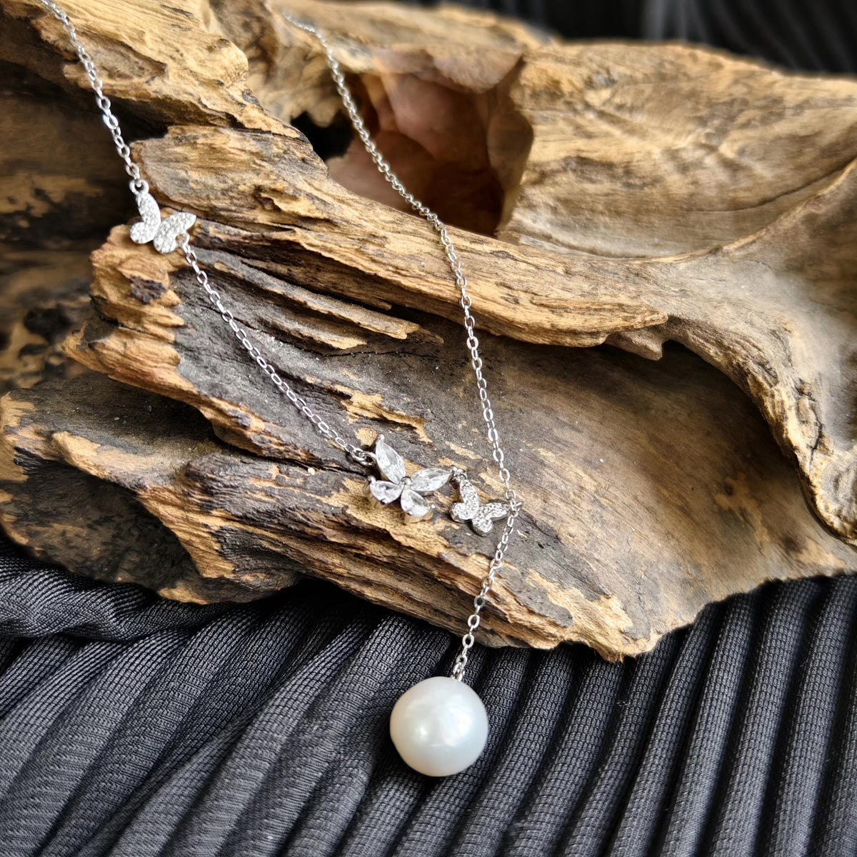 Collana con farfalla in argento e perla da 10,5 mm