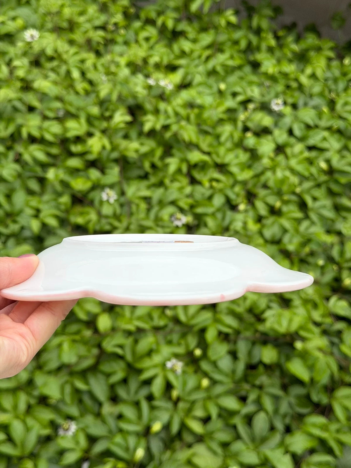 Piatto in ceramica con coniglio floreale dipinto a mano