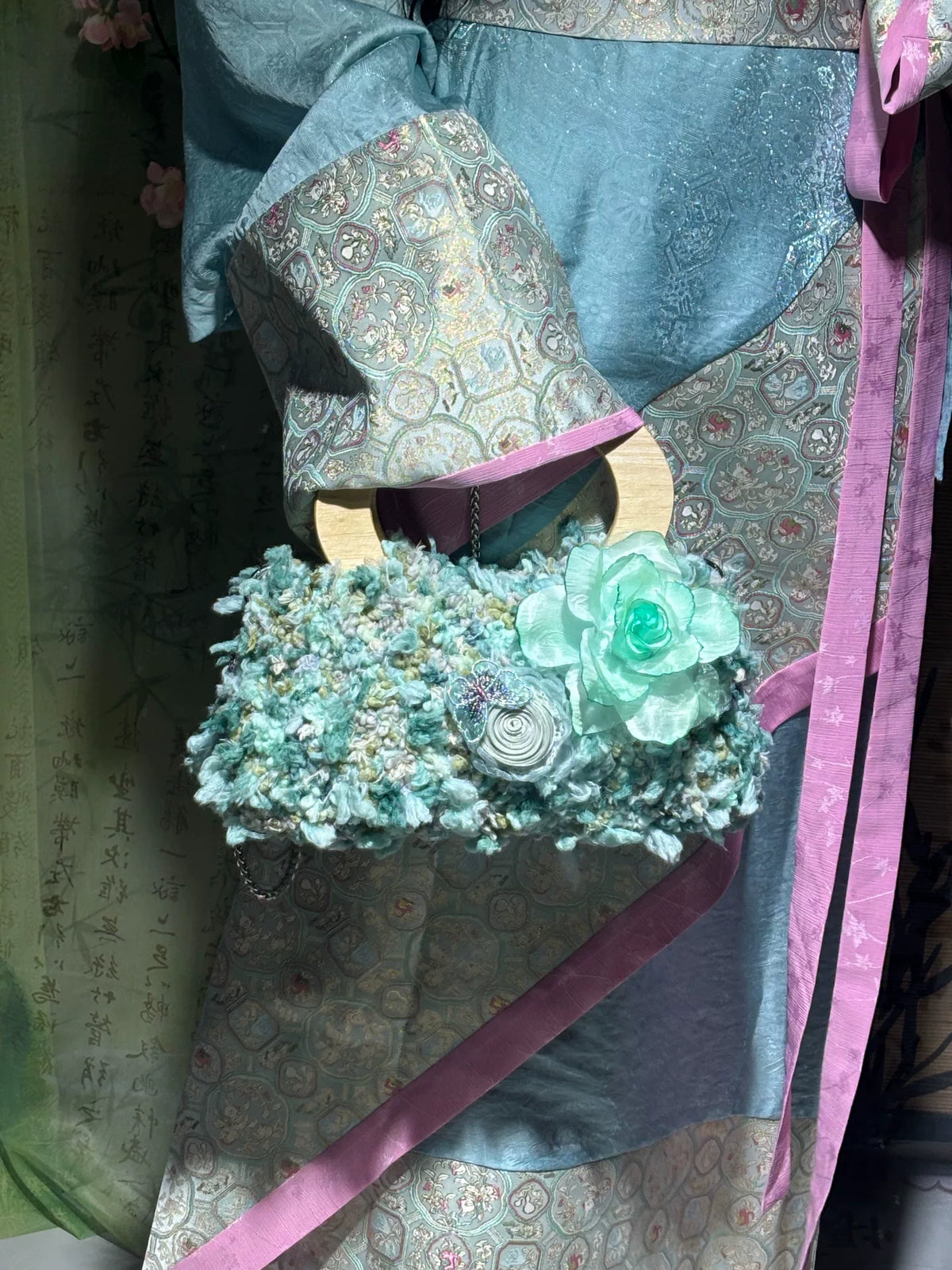 Blumige Häkel-Handtasche mit Bügelgriff