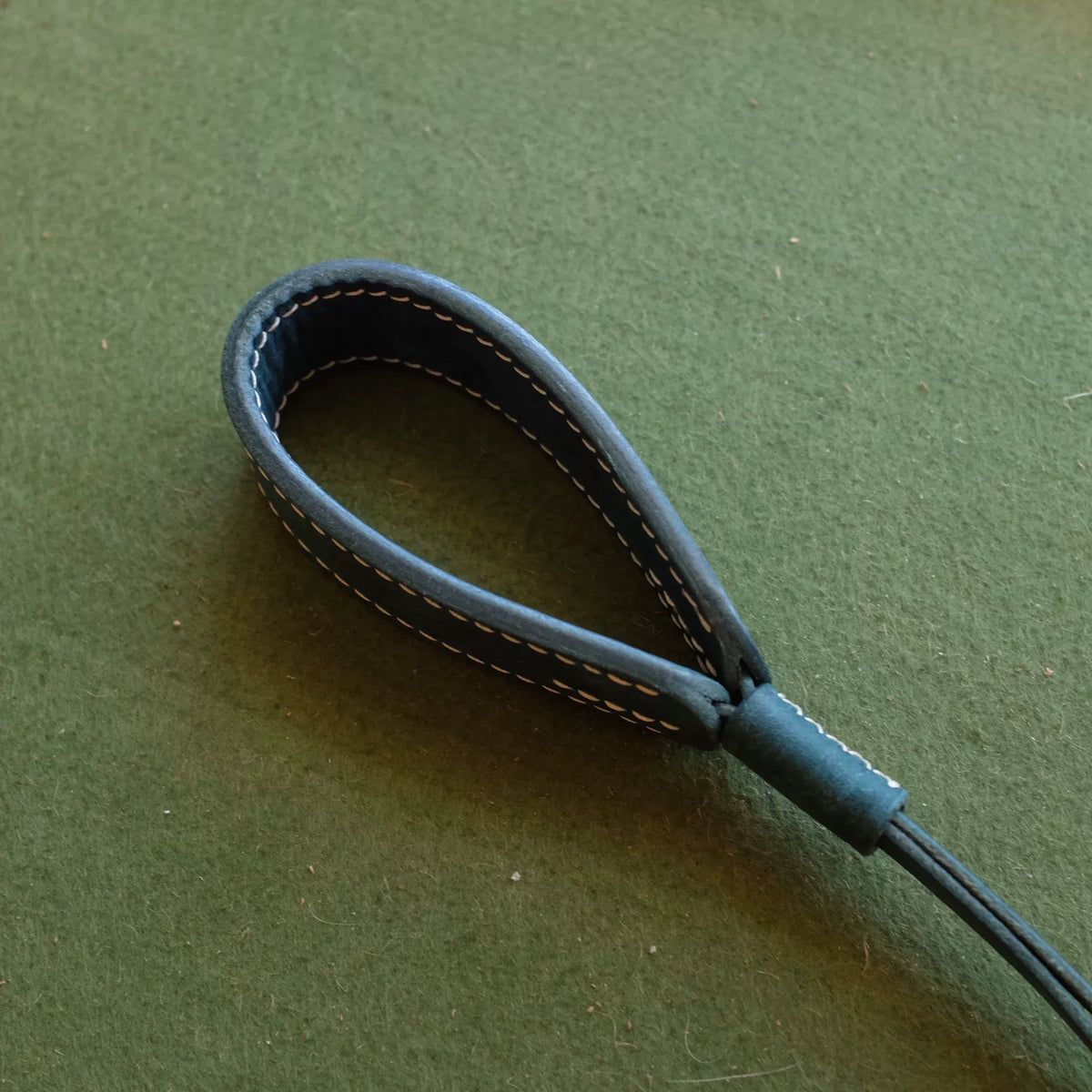 Polsino in pelle con anello di metallo