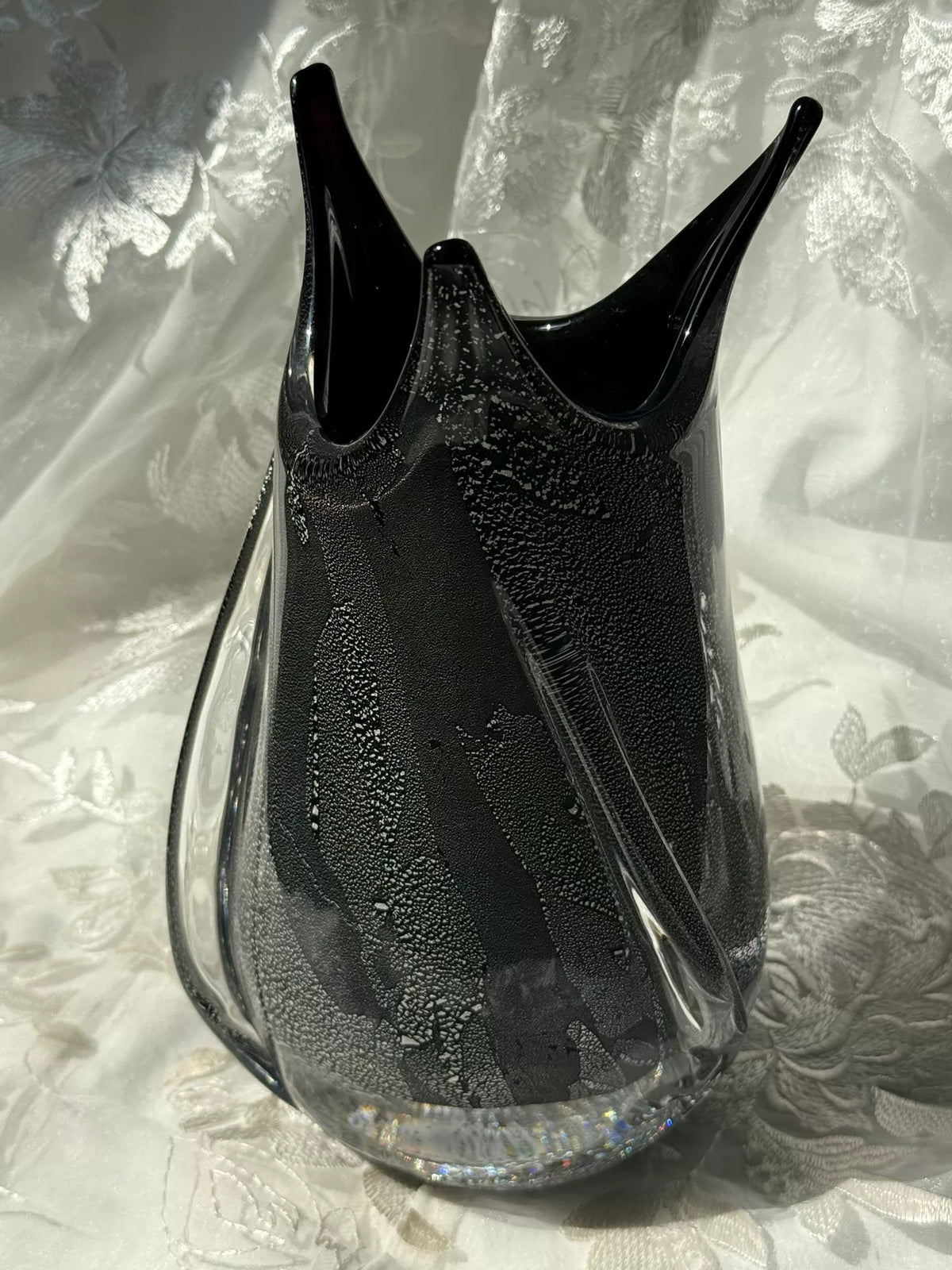 Vase en verre vintage avec feuille argentée et noire