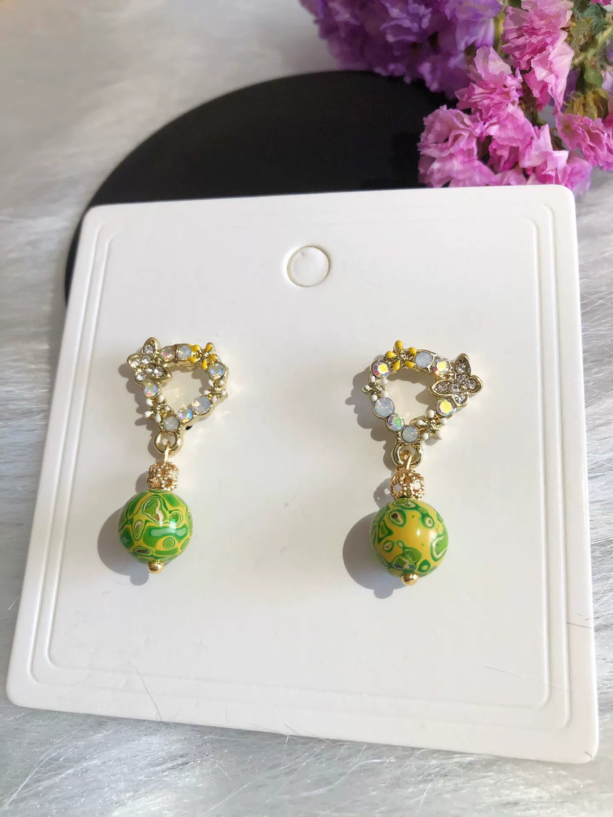 Boucles d'oreilles dorées avec perle laquée verte