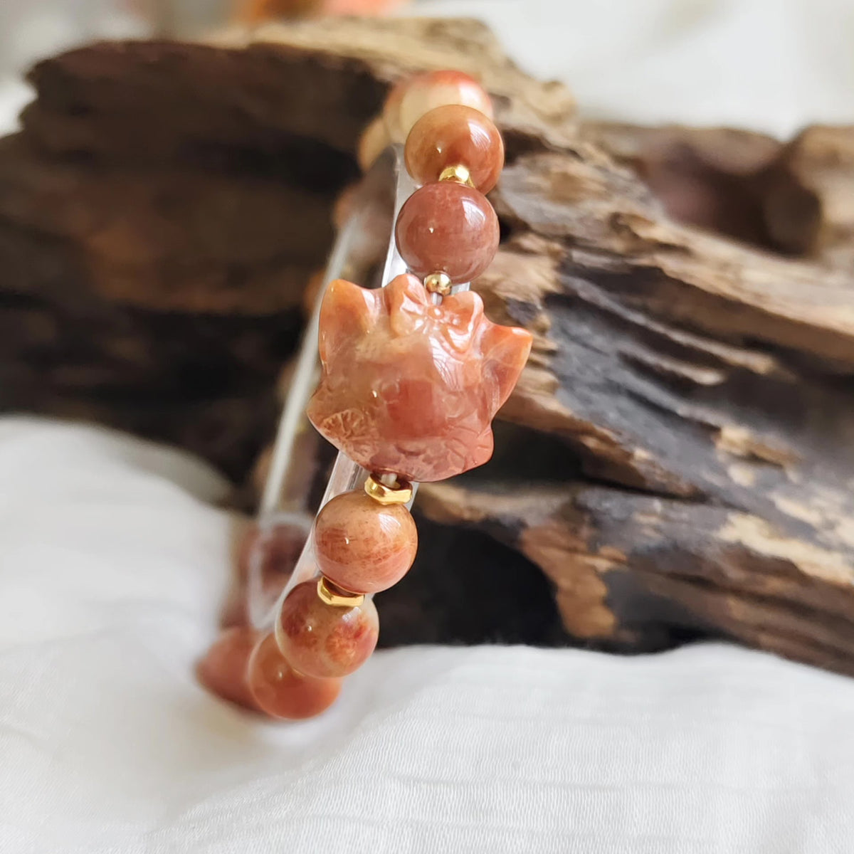 Bracelet de perles jade corail et pendentif cerf