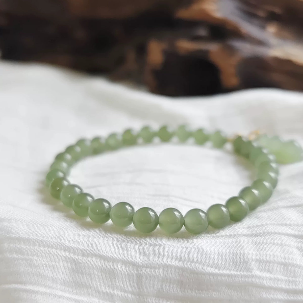 Bracelet de perles jade vert clair avec pendentif amovible