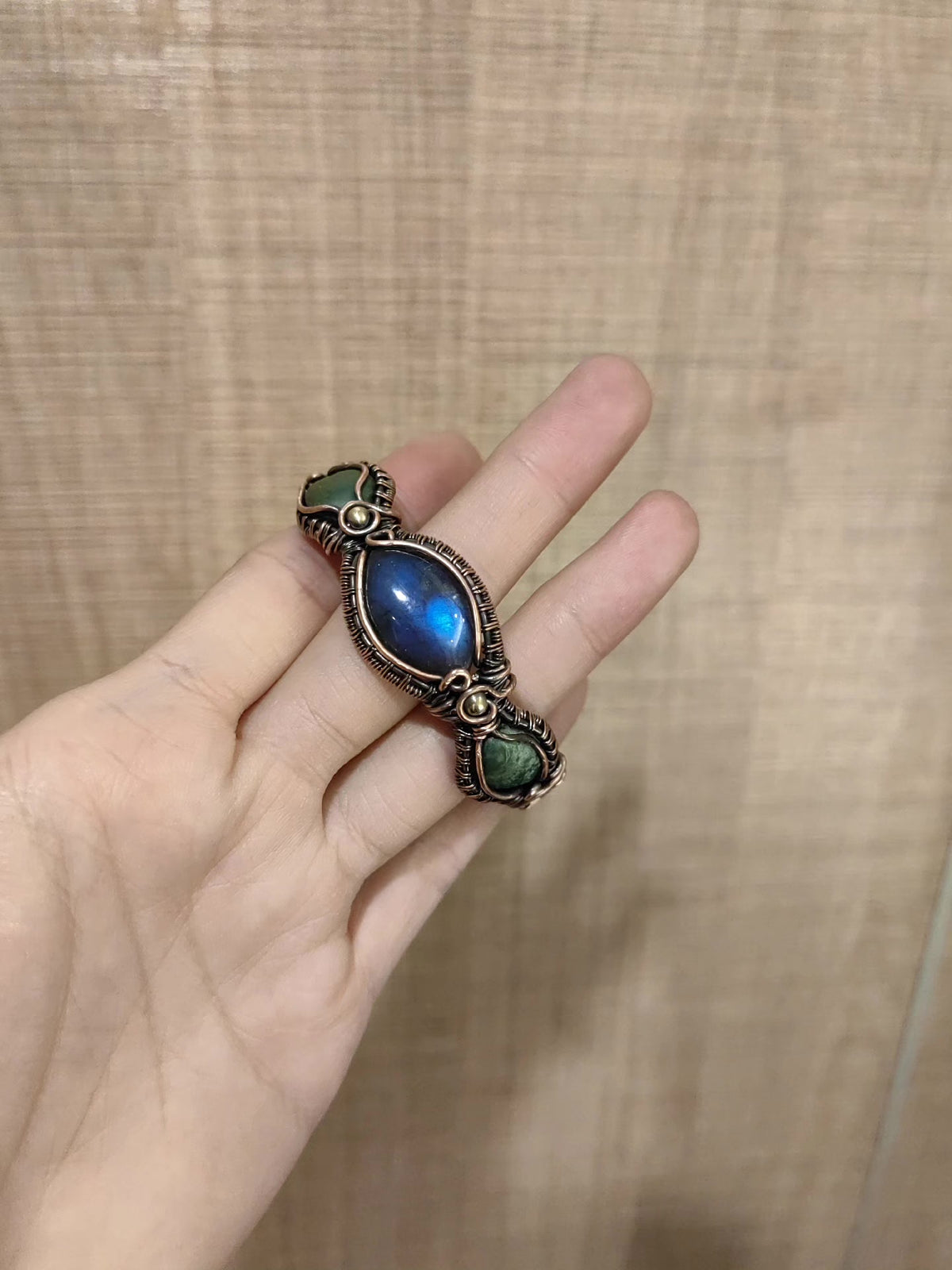 Bracelet Labradorite en fil de cuivre torsadé