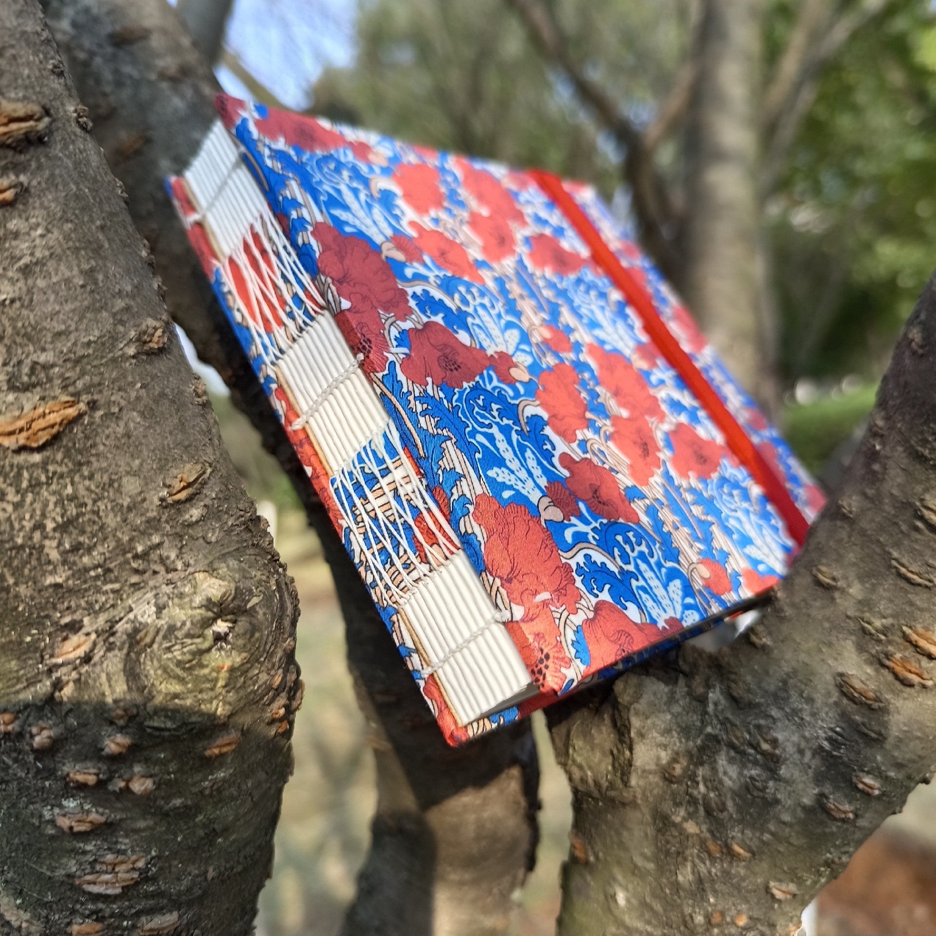 Custom Handmade Watercolor Sketchbook with Coptic Stitch Binding and 300gsm Semi-Cotton Paper