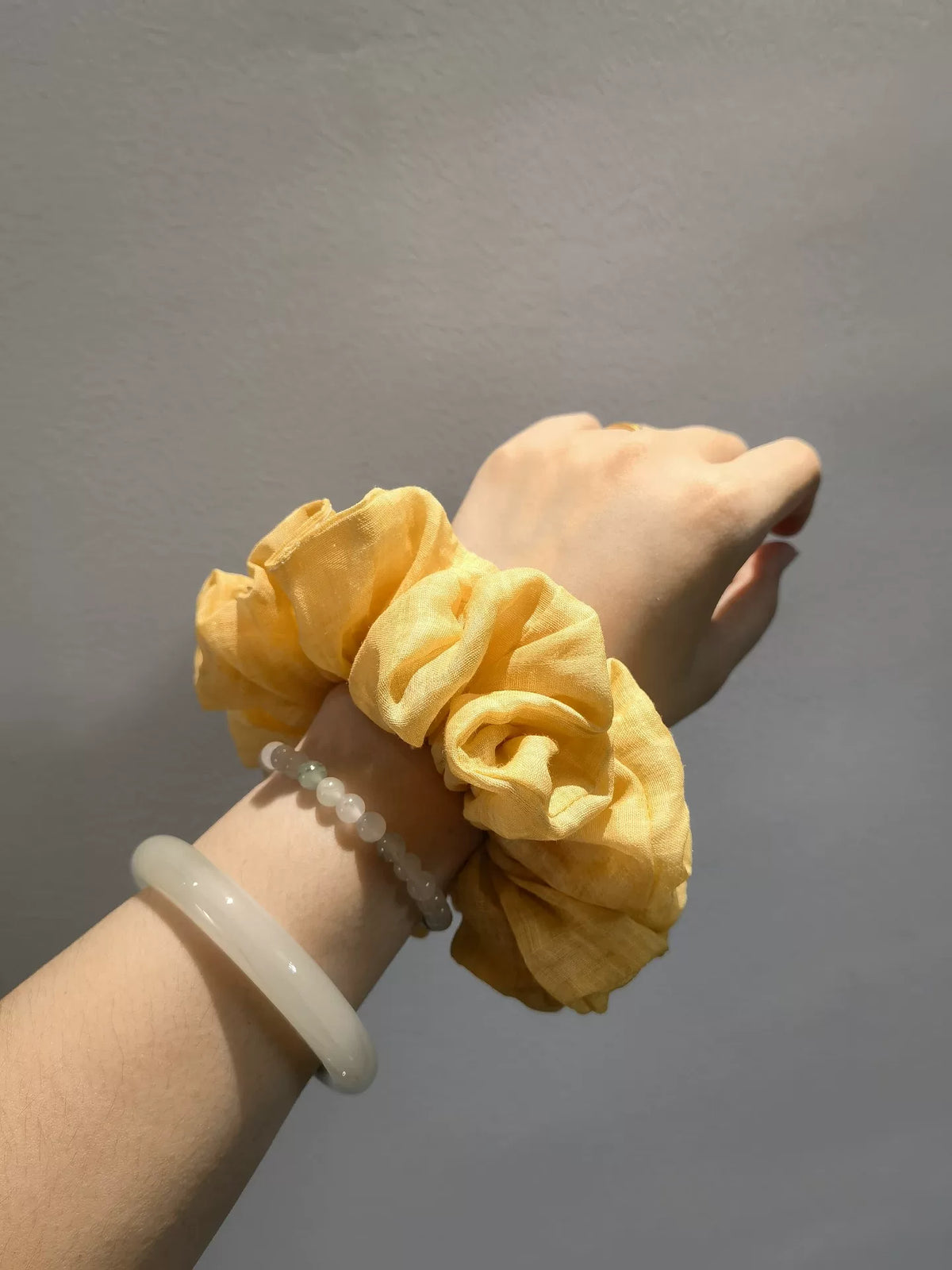 Scrunchie in ramè giallo oro fatto a mano