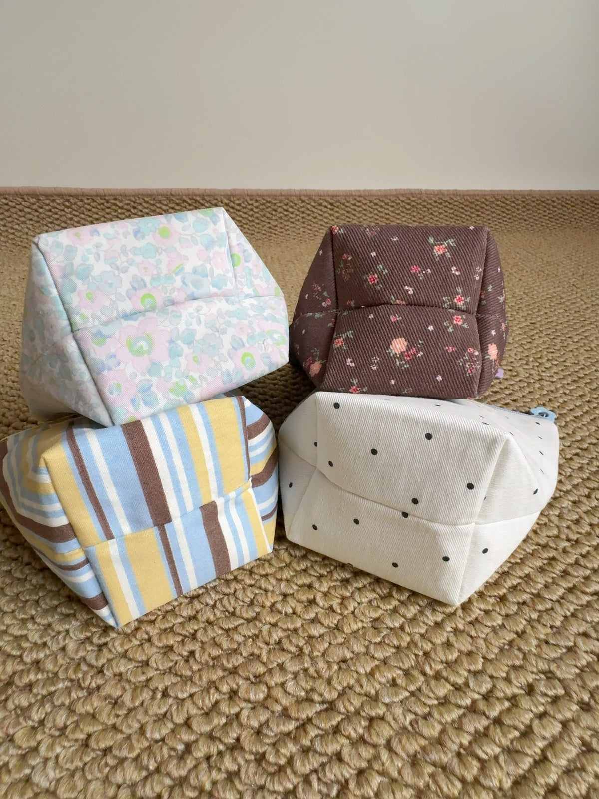 Trousse zippée en toile trapézoïdale avec contraste