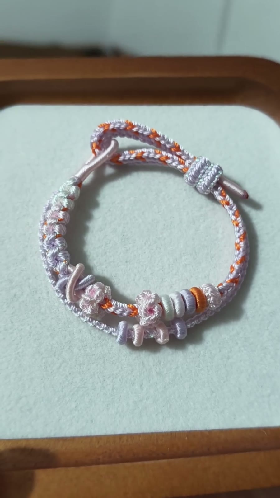 Handvävt armband i snöre vit och orange blomma
