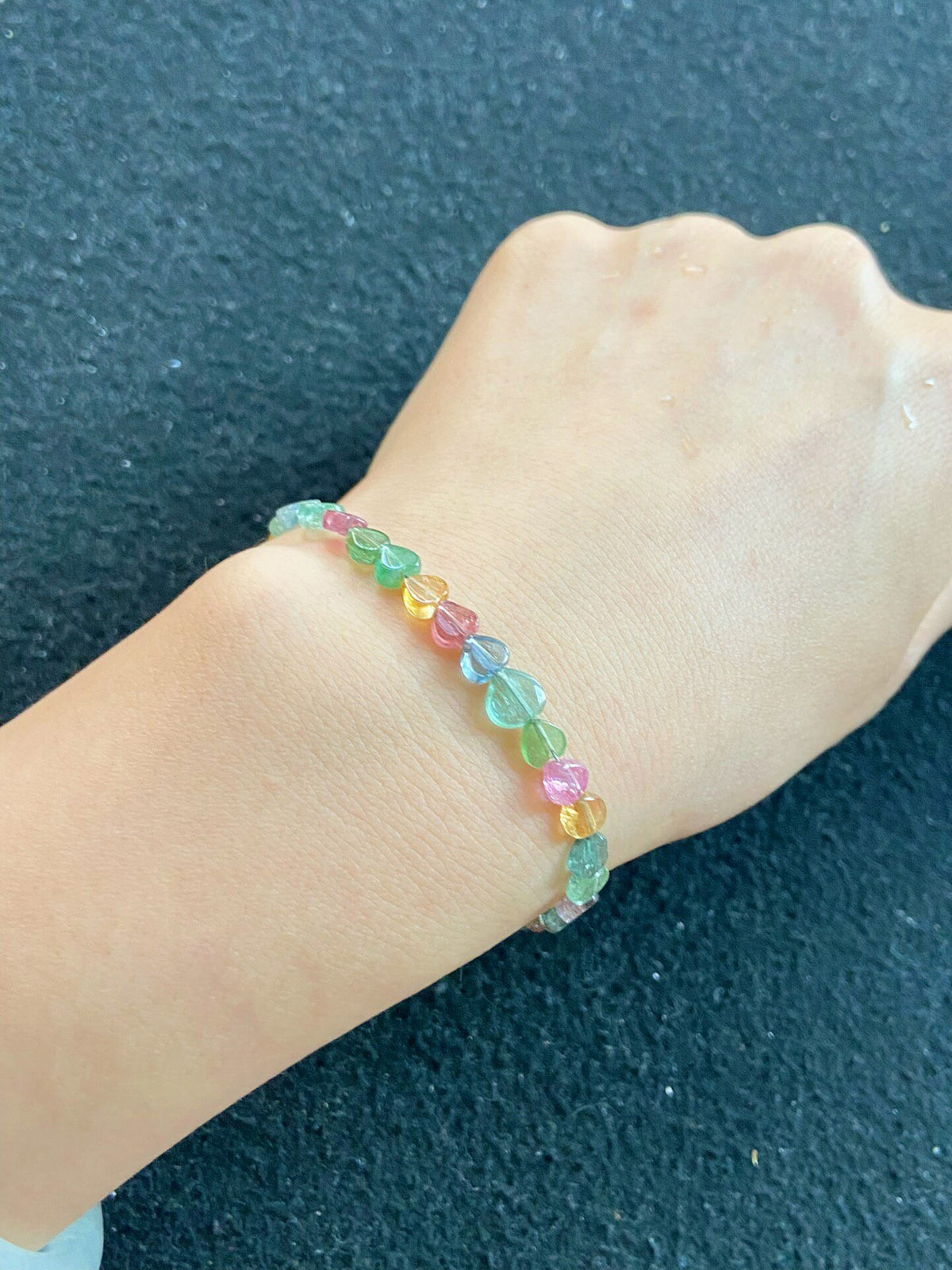 Pulseira de Turmalina com Contas de Coração Vítreas