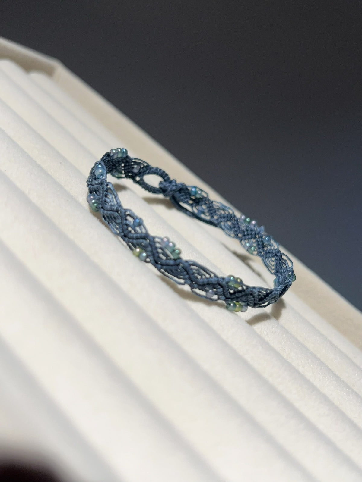 Braccialetto in macramé blu ardesia stile boho