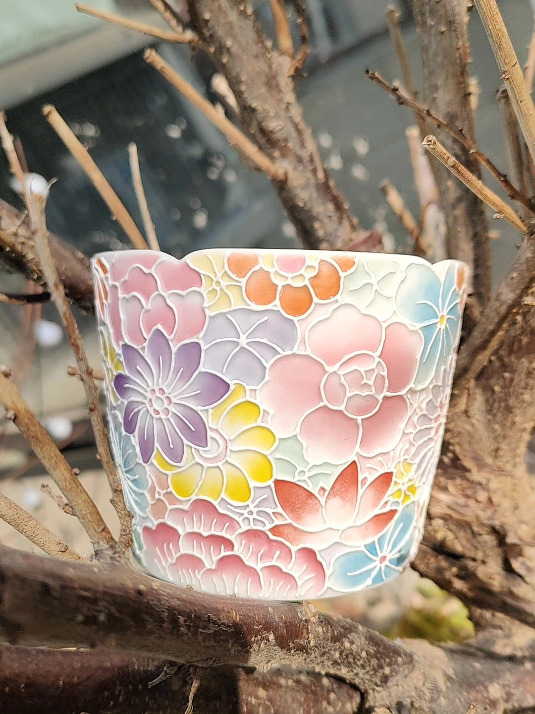手描き花柄の陶器製ティーカップ