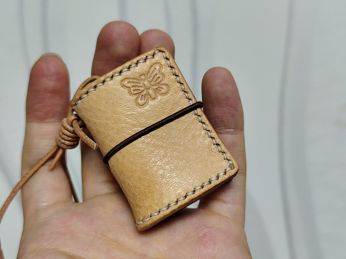 Charm per taccuino in pelle con stampa a farfalla