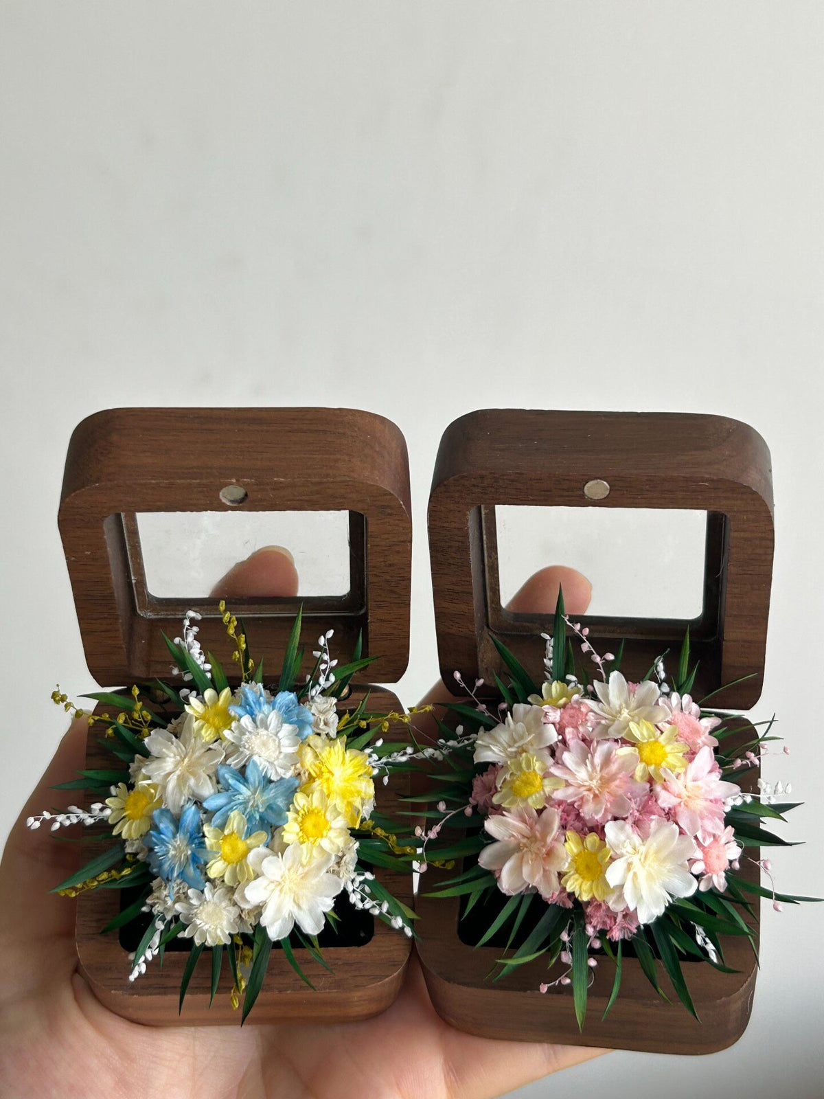 Bagues de couple en fleurs stabilisées bleu jaune rose