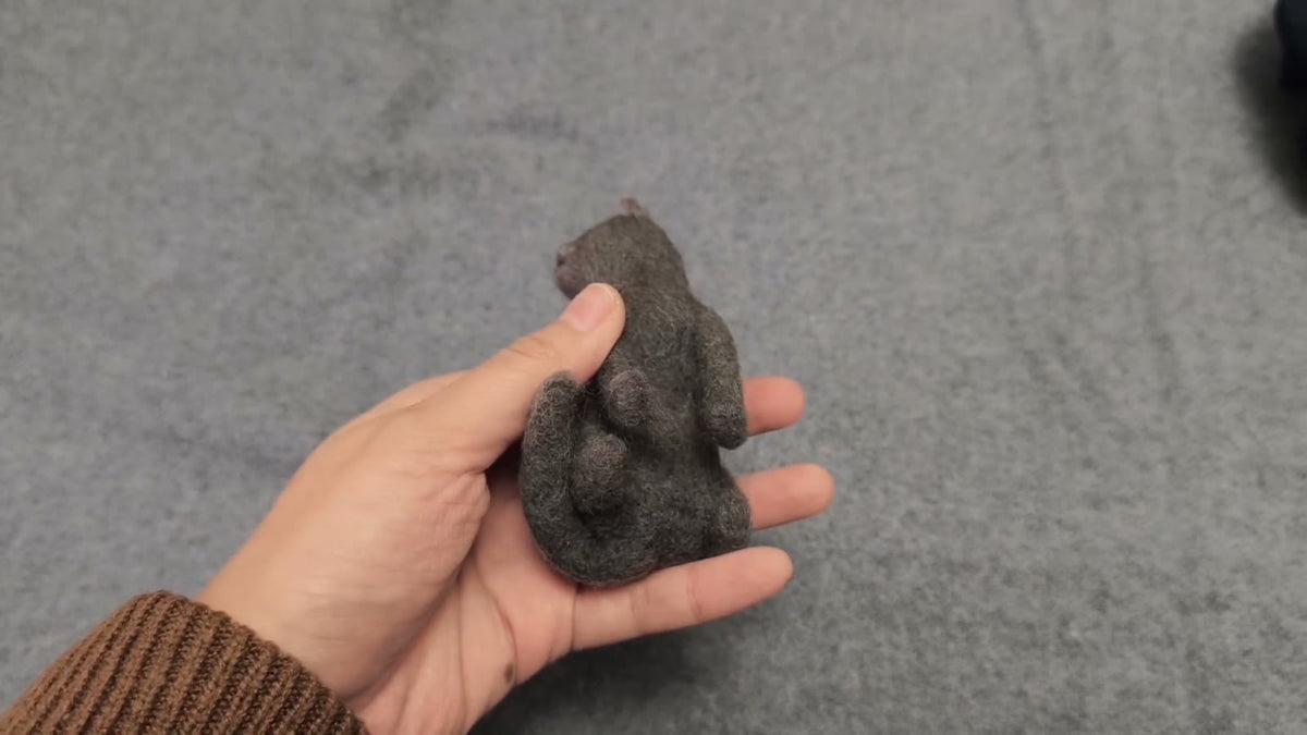 手作りウールフェルト グレーの猫フィギュア