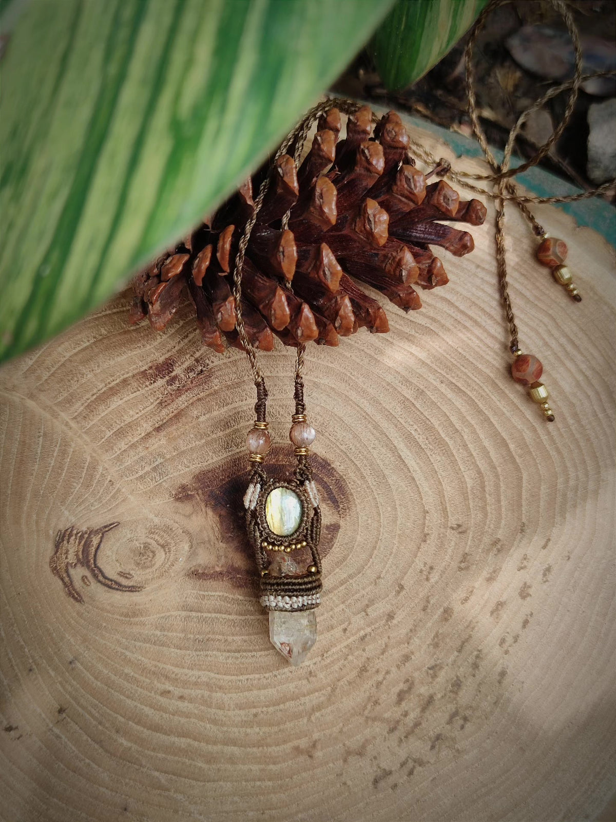 Collana pendente in macramé con punta di cristallo