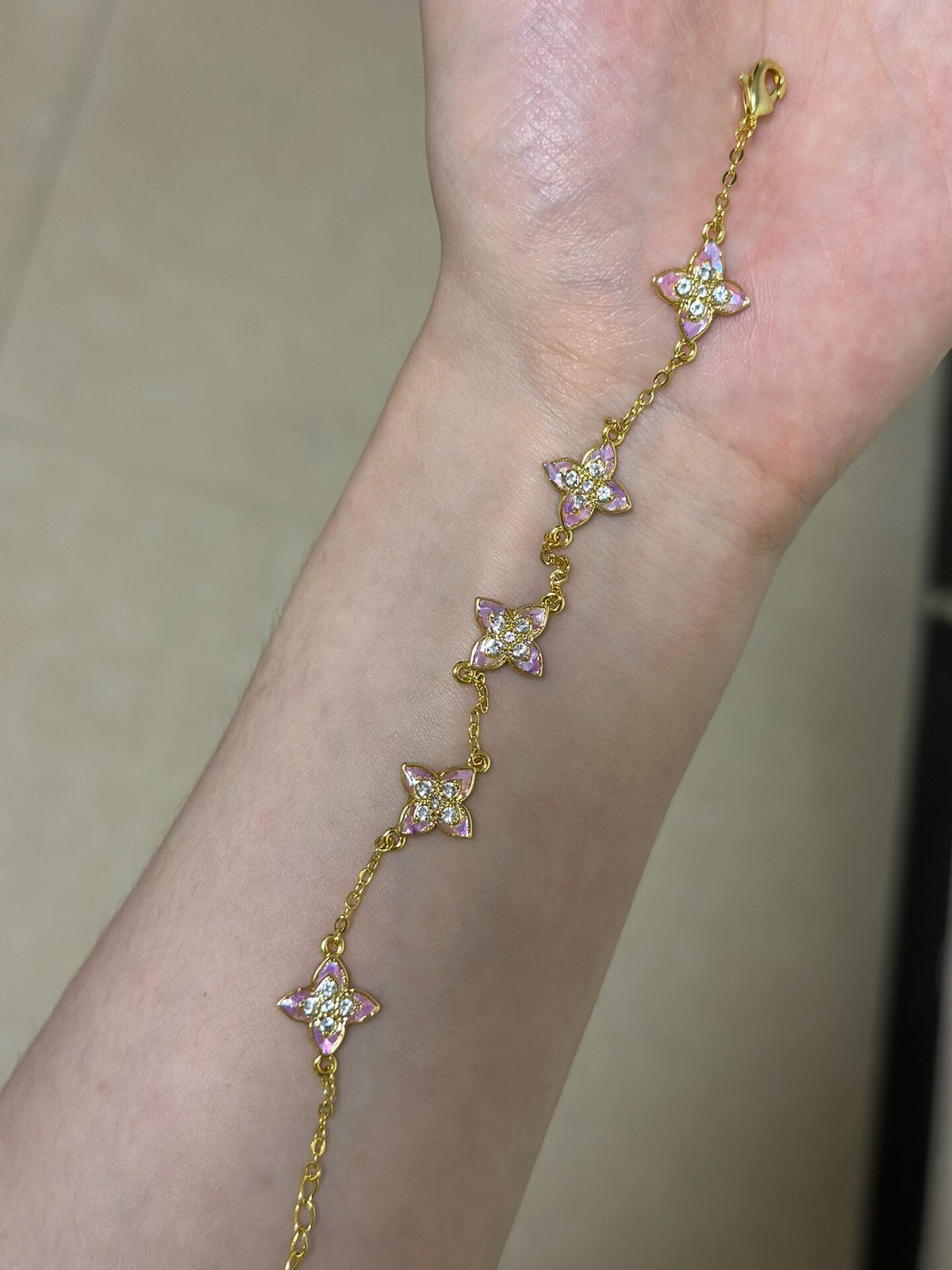 Bracelet en or brossé avec fleurs en nacre