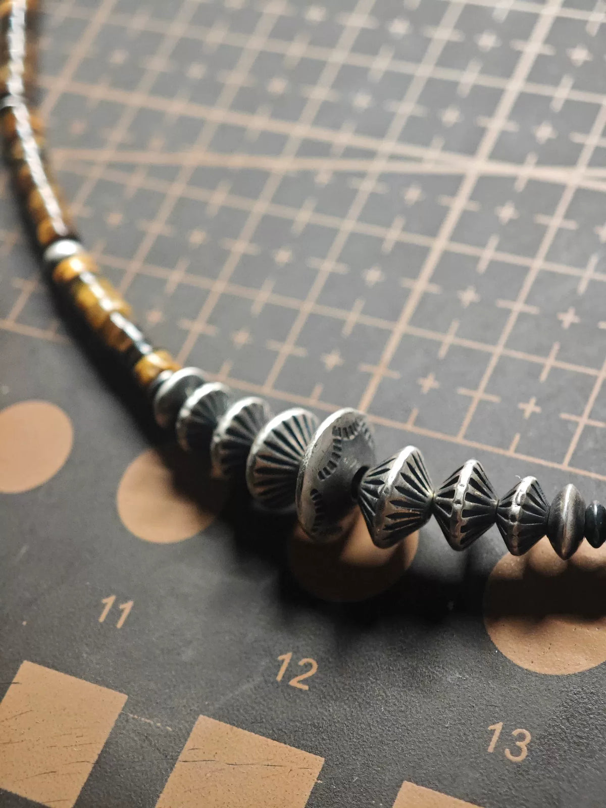 Collar de cuentas ojo de tigre y tótem navajo hecho a mano