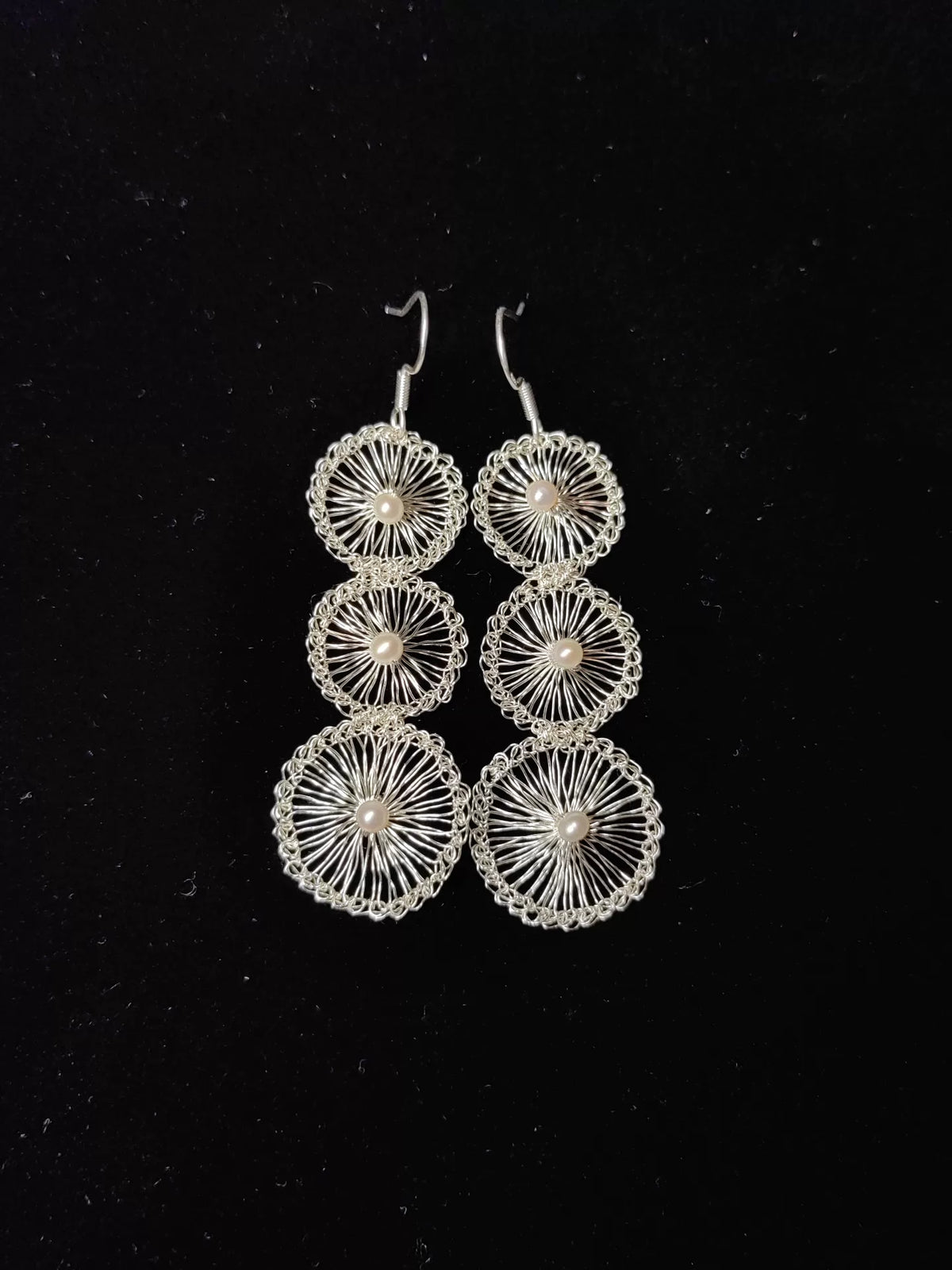 Pendientes de crochet a mano con alambre de plata y perlas