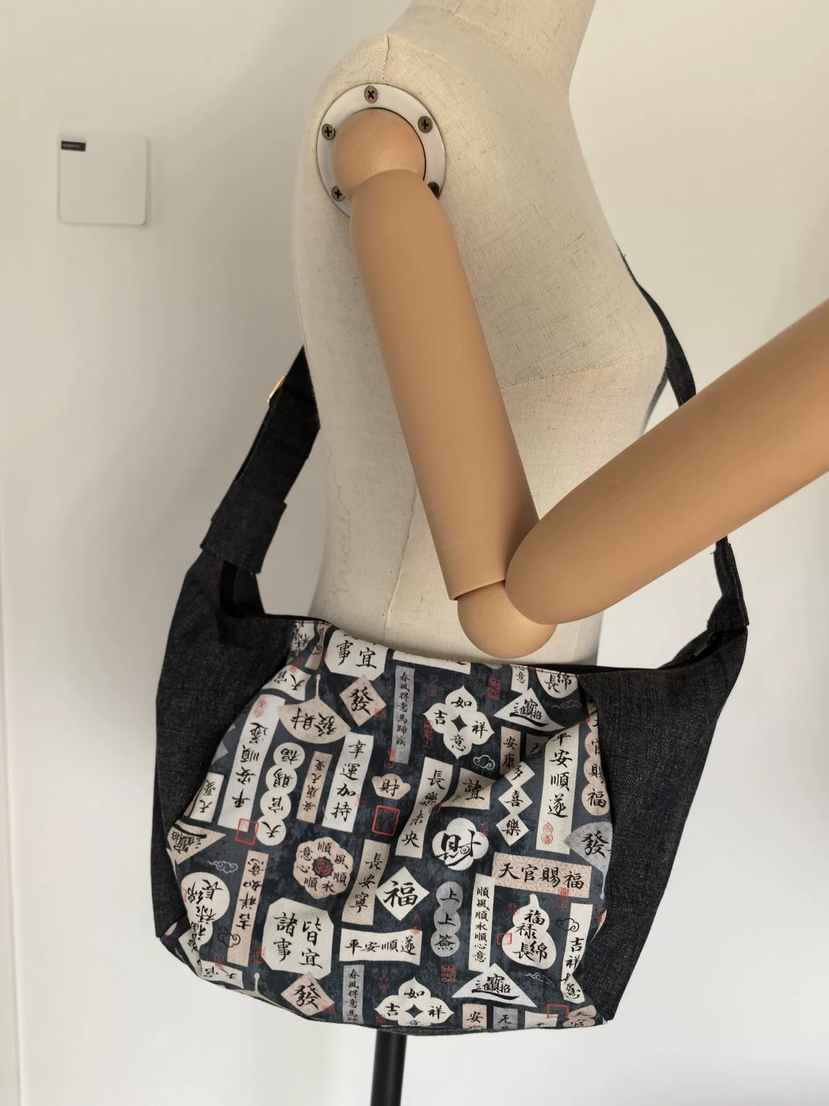 Weiche DADA Umhängetasche Crossbody Bag mit Kalligraphie-Muster