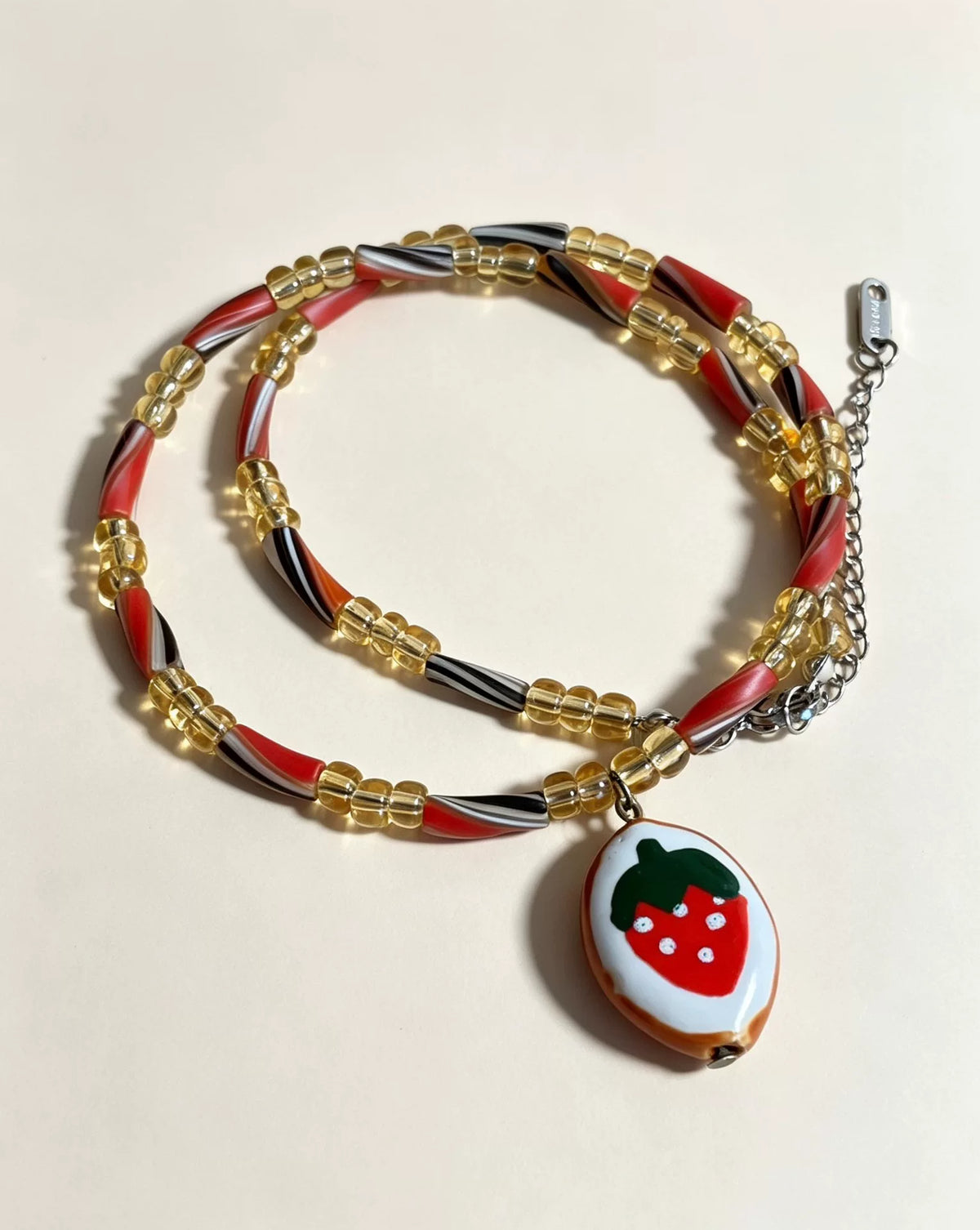Collar de cuentas de cristal con colgante de fresa