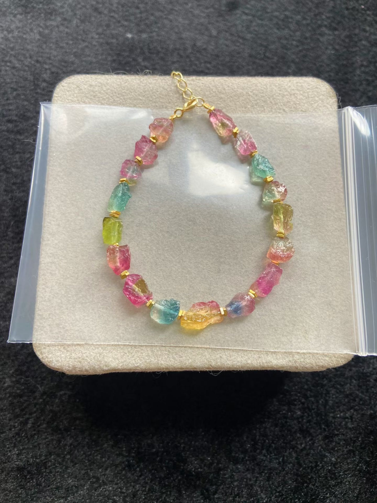 Bracelet en pierres brutes de tourmaline pastèque