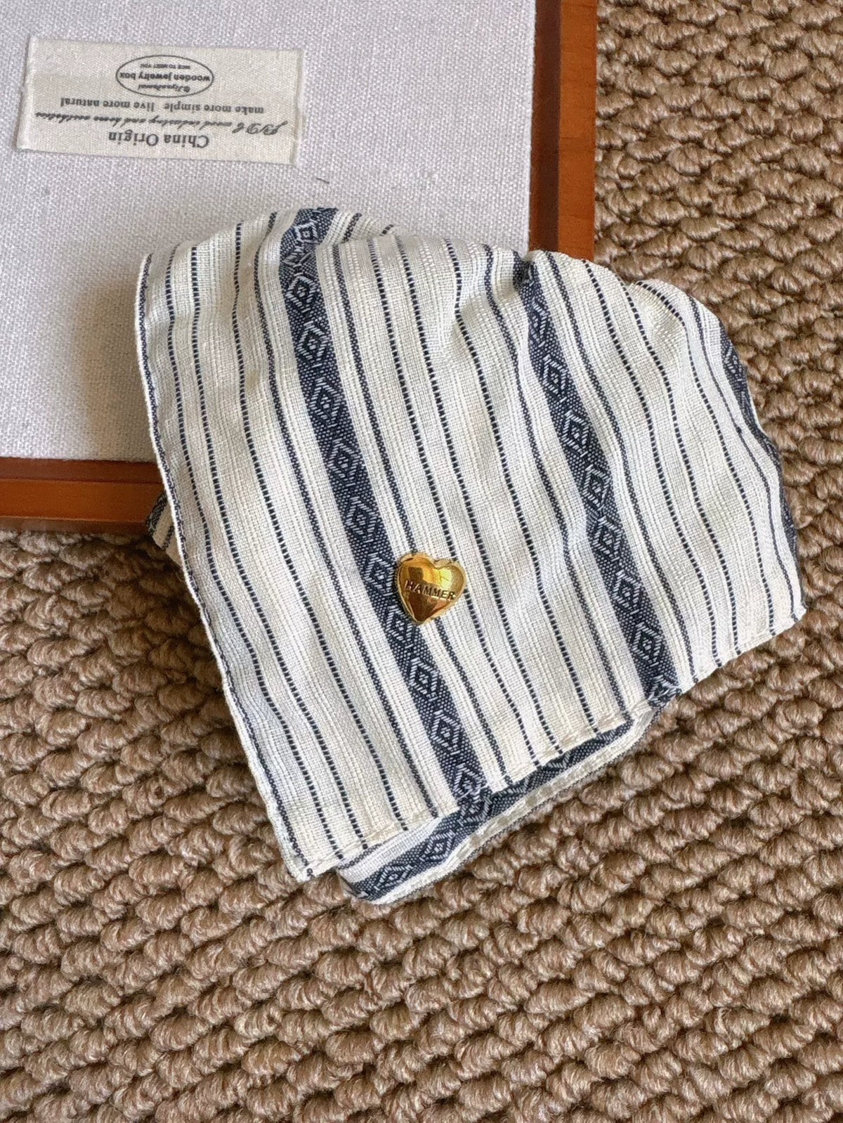 Cremefarbener Twill Haar-Scrunchie in quadratischer Tuchform