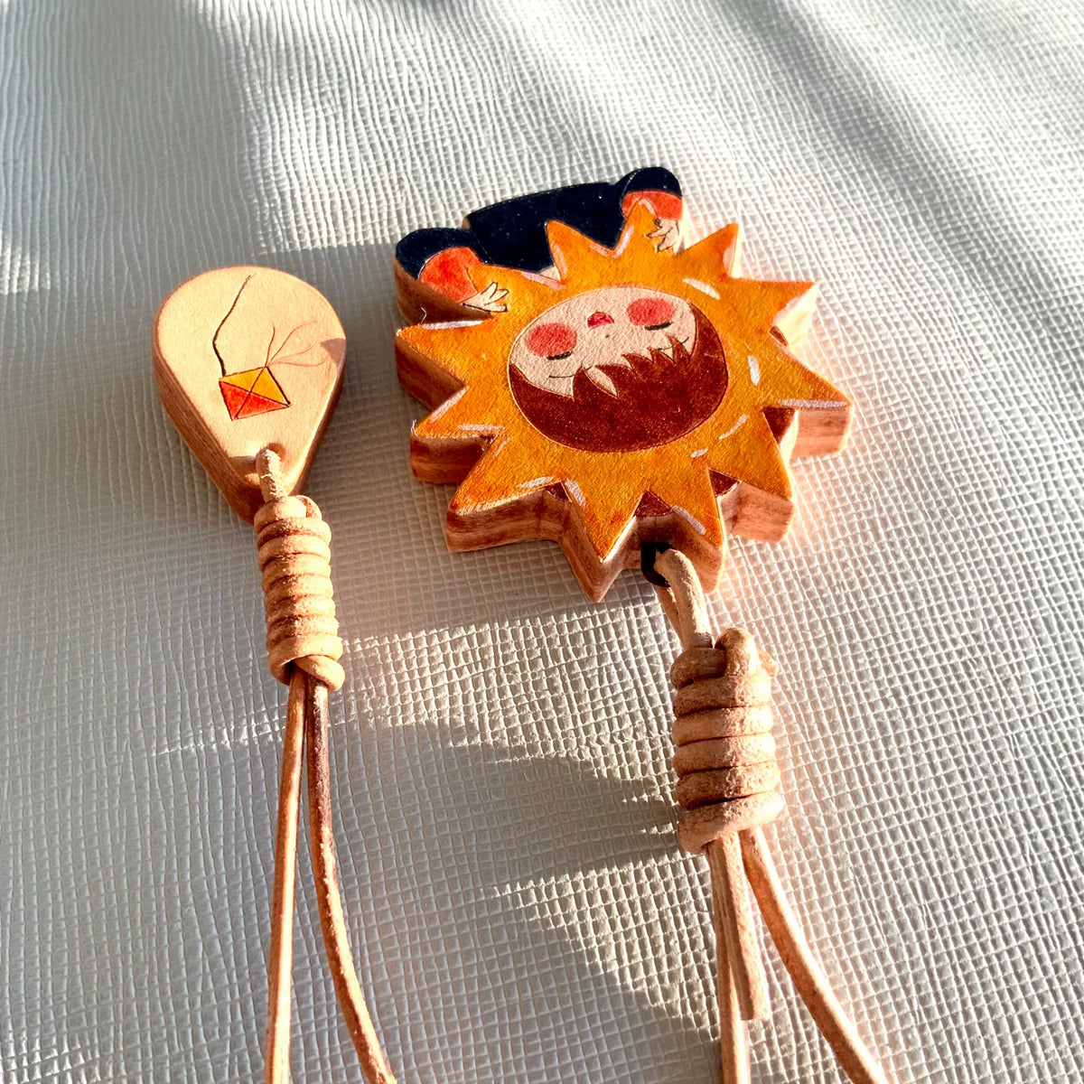 Handbeschilderd Leren Zon Charm Set