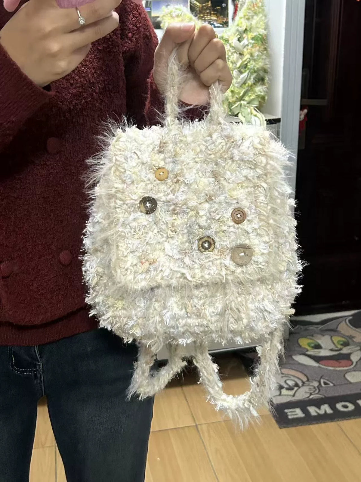 Mochila de hilo peludo tejida a ganchillo a mano