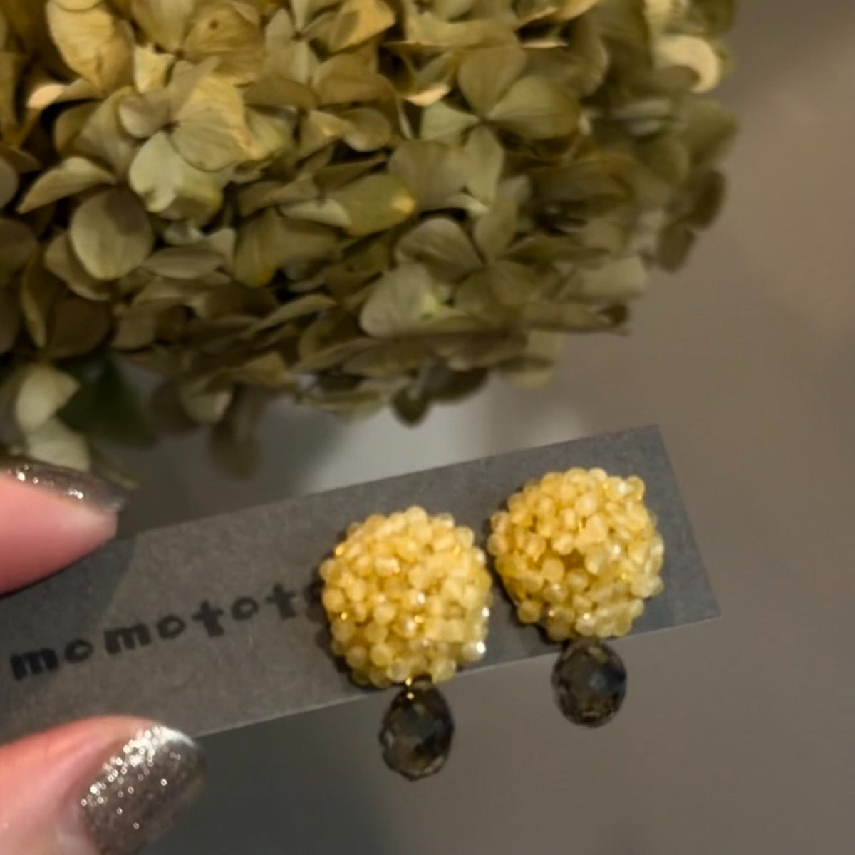 Brincos de Contas Amarelas Feitos à Mão com Gota de Quartzo