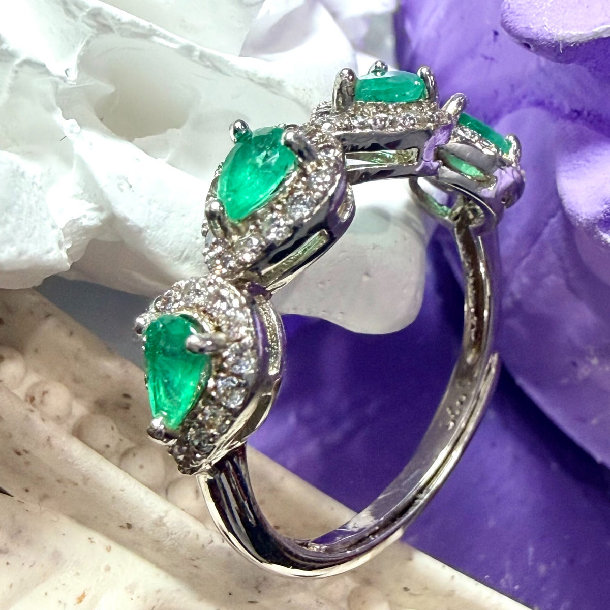 Natürlicher Smaragd Tropfen Halo Ring aus 925 Silber
