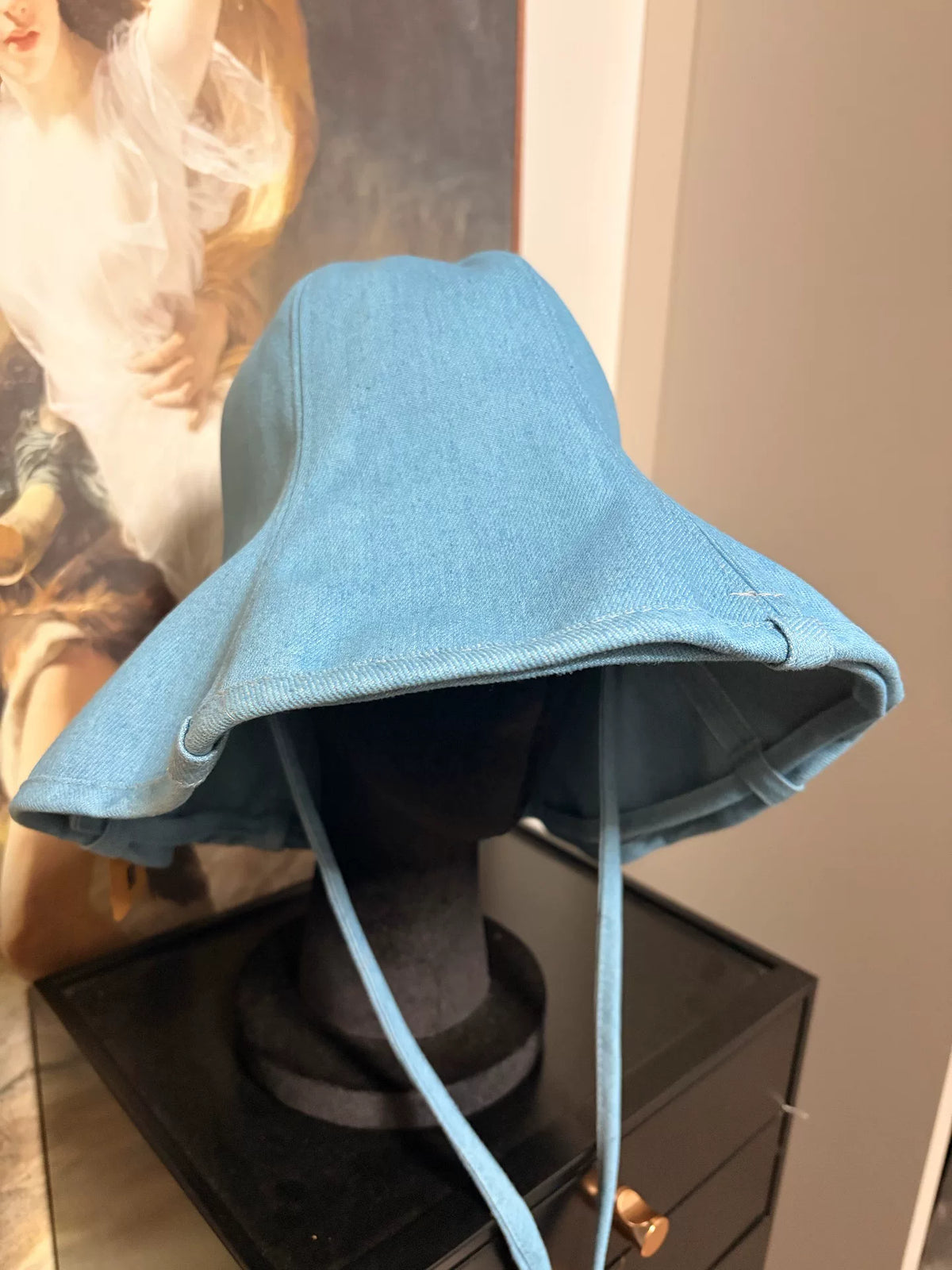 Cappello a secchiello azzurro con tesa ampia