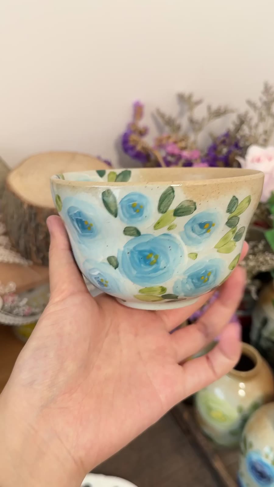 Handgjord keramikskål med blå ros, 11,5 cm