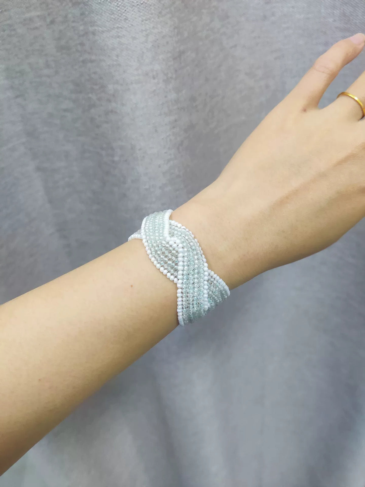 Bracelet jonc en perles bleues